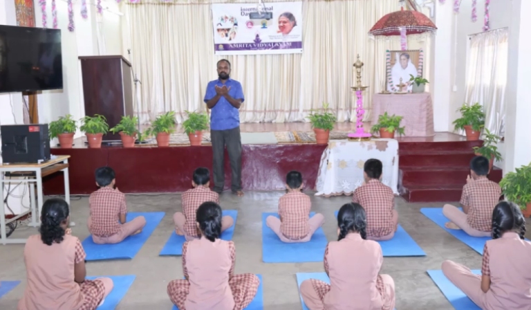 yoga-day-celebration-at-amrita-vidyalayam-kollam