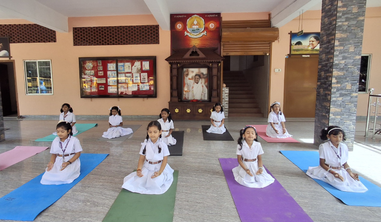 international-yoga-day-celebrated-at-amrita-vidyalayam-pandalam